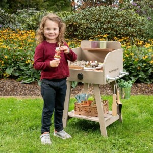 MUDDY BUDDY Spielgrill BBQ Chef warmgrau mit Kind im Garten. Outdoor Spielzeug für Kinder.
