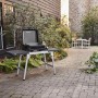 Weber Slate GP 43cm Premium Plancha Gasgrill mit Tisch im Garten.