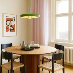 Grüne Lindby Pendelleuchte Branford im Retro-Stil über Esstisch. Metall, 1-flammig, E27.