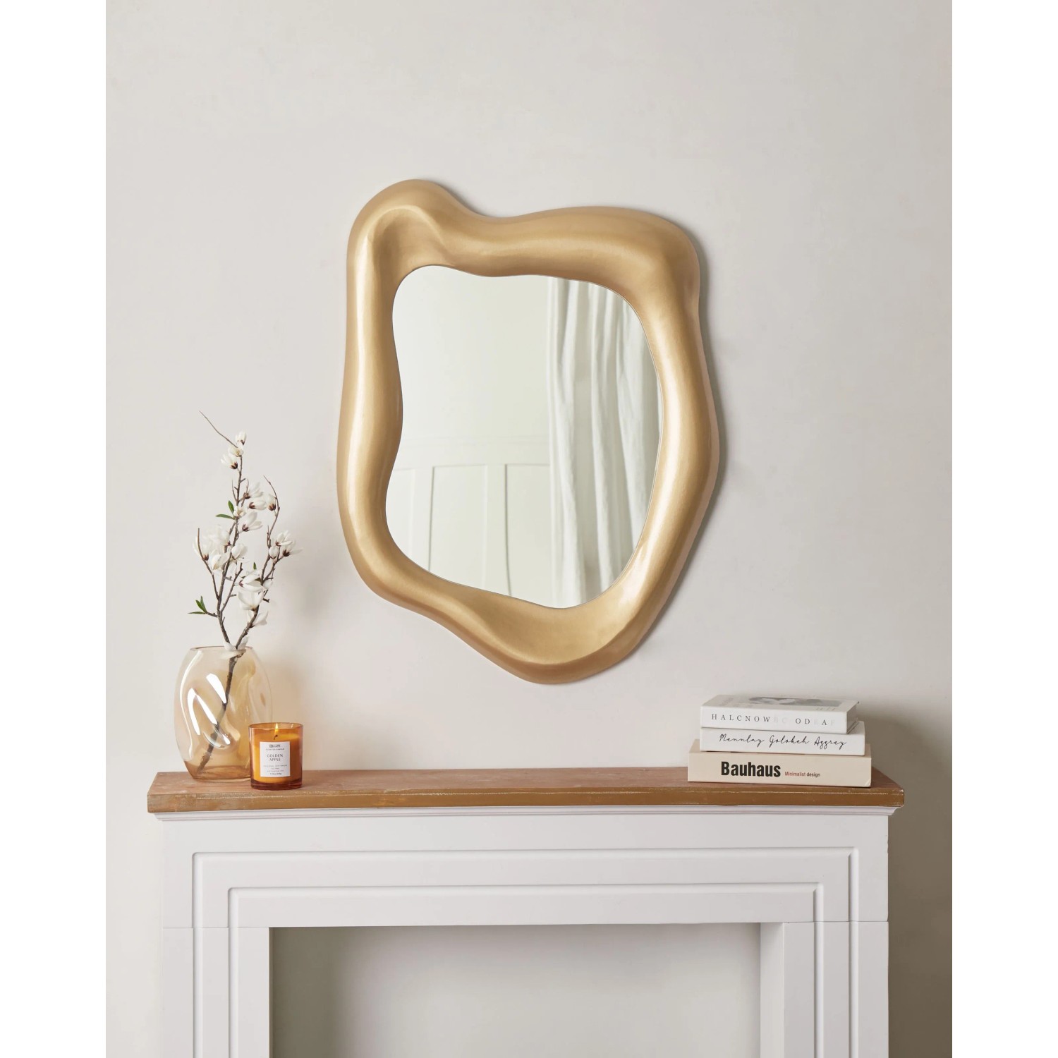 Goldener Wandspiegel SANTEC mit asymmetrischer Form, 59x77 cm.