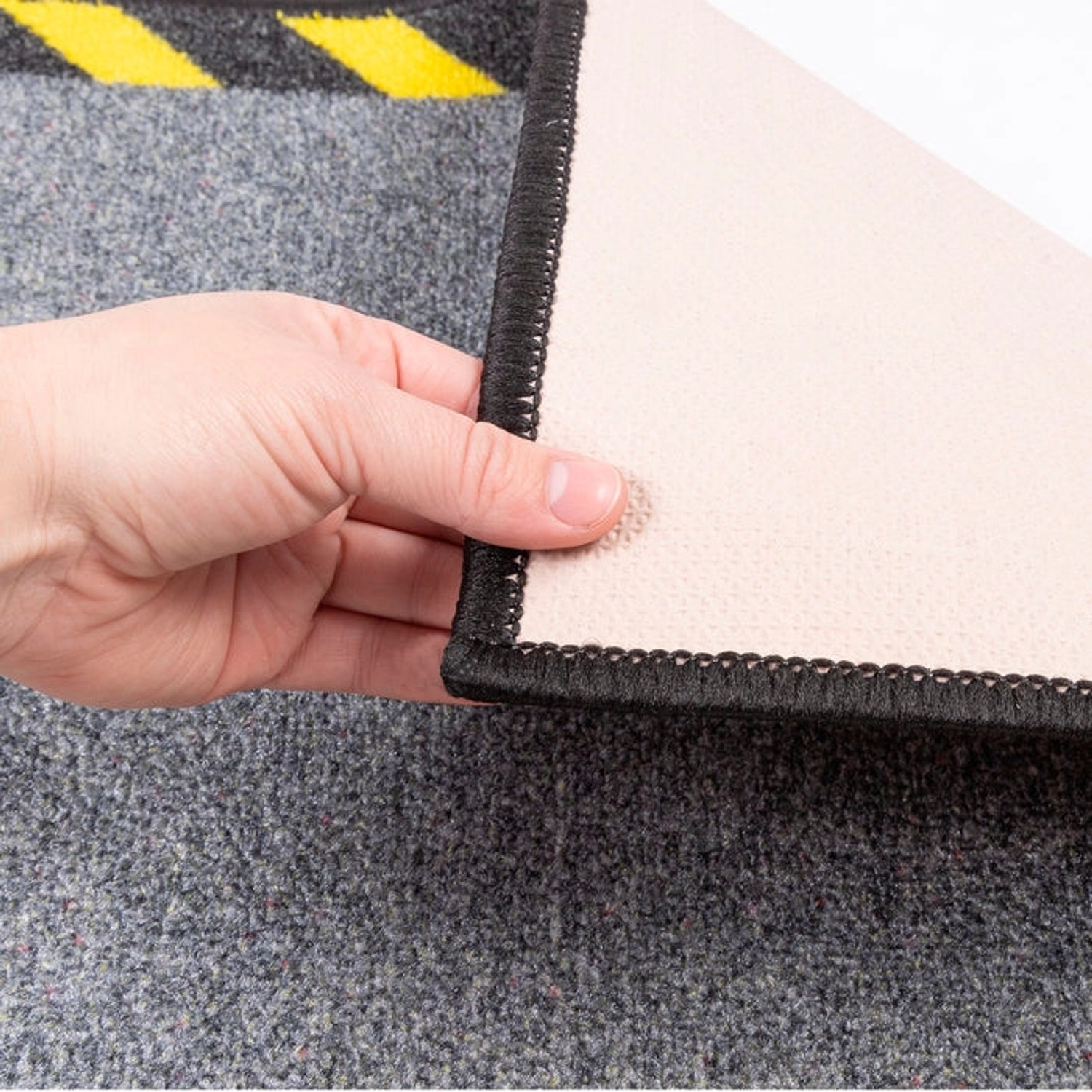 Karat Kabelmatte mit Warnumrandung, schwarz-gelb, rutschhemmend. Kabelschutz für Büro und Lager.