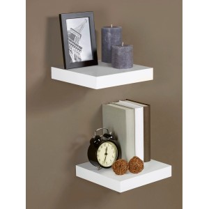 Zwei weiße, hochglänzende Regalböden Carlton mit Deko-Elementen an einer braunen Wand.