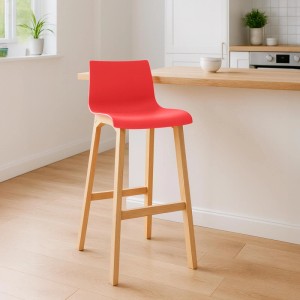 Roter Barhocker mit Kunststoffsitz und hellem Holzgestell in moderner Küche. Teil eines 2er Sets.
