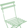 Mintgrüner Metall-Klappstuhl mit Lattenrost, Teil des Beliani Bistro Sets für Gartenmöbel.