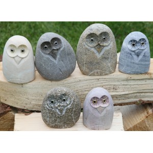 Verschiedene Deko-Eulen aus Naturstein, handgefertigte Gartendeko für Innen und Außen.