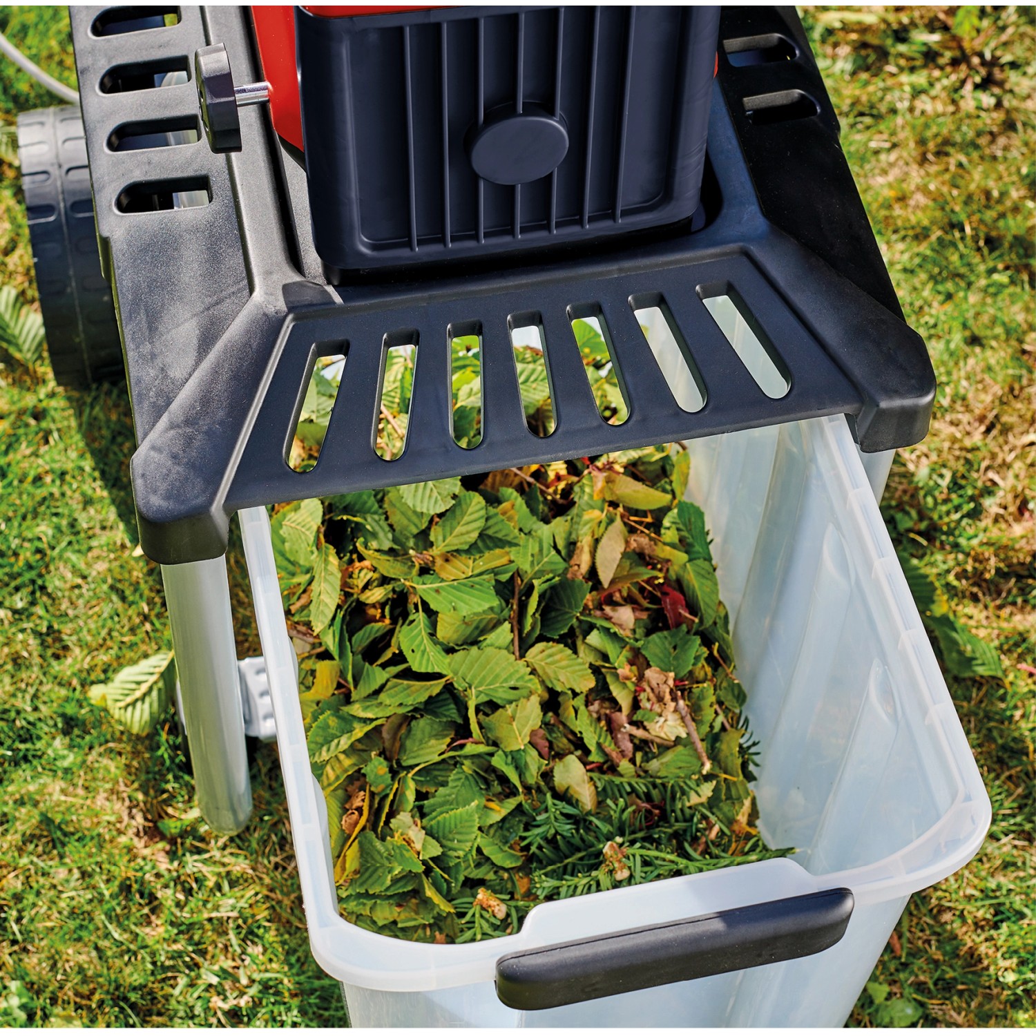 Einhell Elektro-Leisehäcksler GC-RS 60 CB mit gefüllter Fangbox. Ideal zum Häckseln von Gartenabfällen.