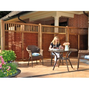 T & J Weidengeflechtzaun Vesuv, 180x180 cm, als Sichtschutz im Garten mit Sitzgruppe.