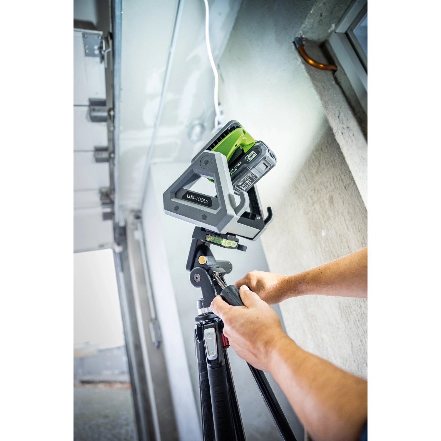 LUX Akku-Arbeitsleuchte 1PowerSystem A-AL-20 Solo auf Stativ, ideal für Baustelle und Werkstatt.