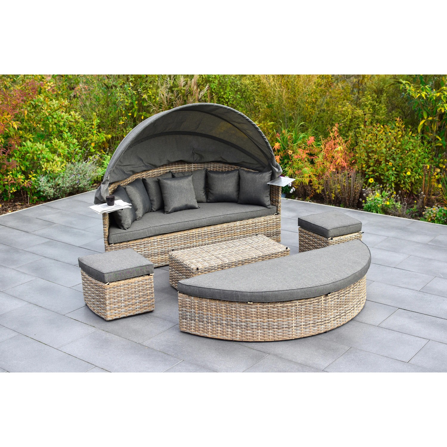 Merxx Relaxinsel Riva Premium: Lounge-Gartenmöbel mit Sonnendach, Tischchen und grauen Kissen.