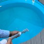 Pool-Handsauger im Einsatz: Akku-Poolsauger reinigt Pool von Schmutz.