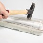 Schlagfeste LED-Feuchtraumleuchte 120cm mit Hammer getestet. Robuste Unterbauleuchte für Werkstatt & Garage.