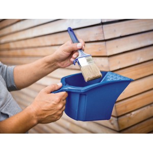 Blauer LUX Farbeimer 2L mit Pinsel zum Abstreifen von Farbe.
