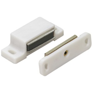 Weißer Hettich Magnetschnäpper mit beweglicher Platte, 4 kg Haftkraft, für Möbelausstattung.