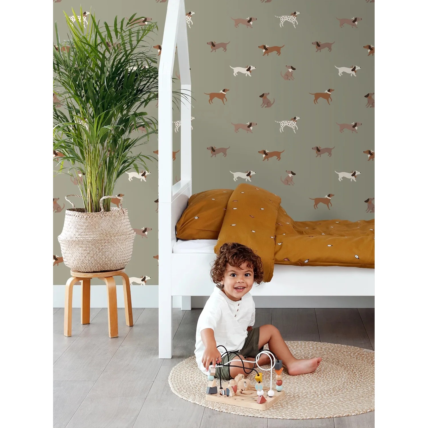 ESTAhome Vliestapete mit braunen und weißen Hunden auf grünem Grund. Dekorative Tapete für Kinderzimmer.