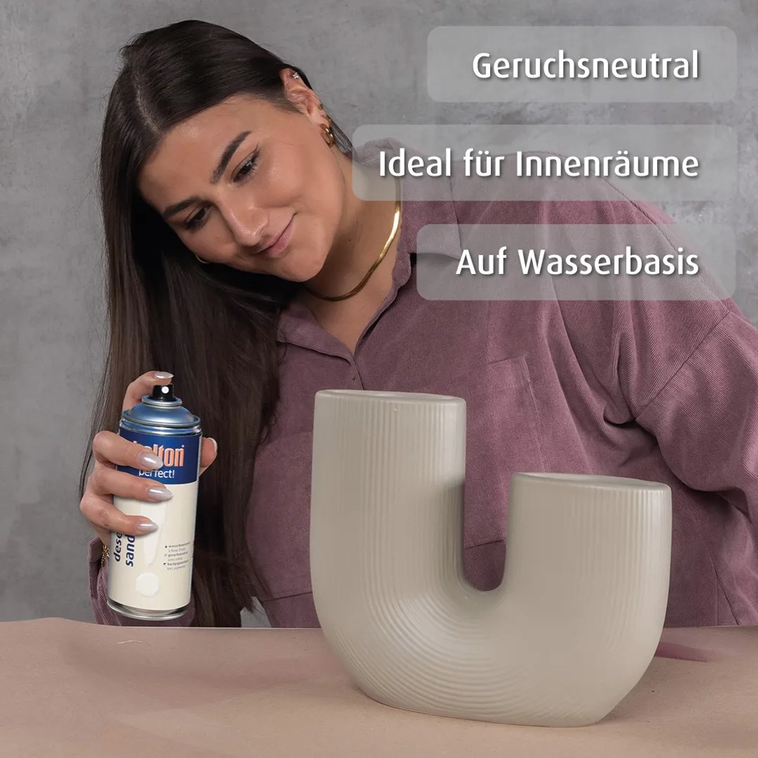 Frau sprüht belton Buntlack Desert Sand seidenmatt auf eine Vase. Buntlack-Spray für Innen & Außen.