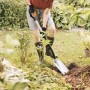 Person gräbt mit Fiskars Xact Gärtnerspaten ein Loch im Garten.