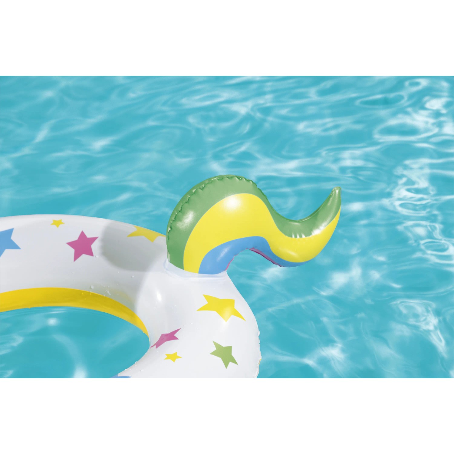 Bestway Schwimmring mit Tierdesign im Wasser, sortiert. Bunter Schwimmreifen mit Sternen.