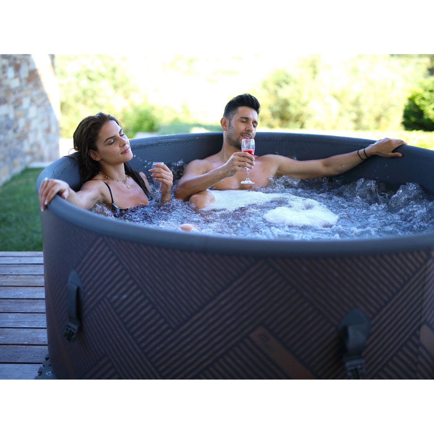 MSpa Frame Whirlpool Mono AirJet mit zwei Personen und Hydromassage im Garten.
