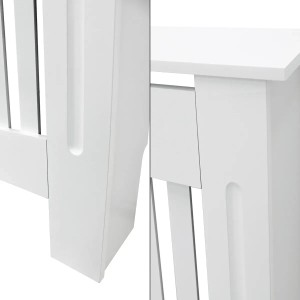 Detailansicht der weißen ECD Germany Heizkörperverkleidung im Landhausstil.