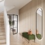 Heller Flur mit Rebel of Styles Verblender Linari Round HD in Holzoptik und Spiegel.