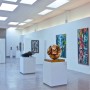Ausstellungsraum mit Kunstwerken und LED-Panels in der Decke.
