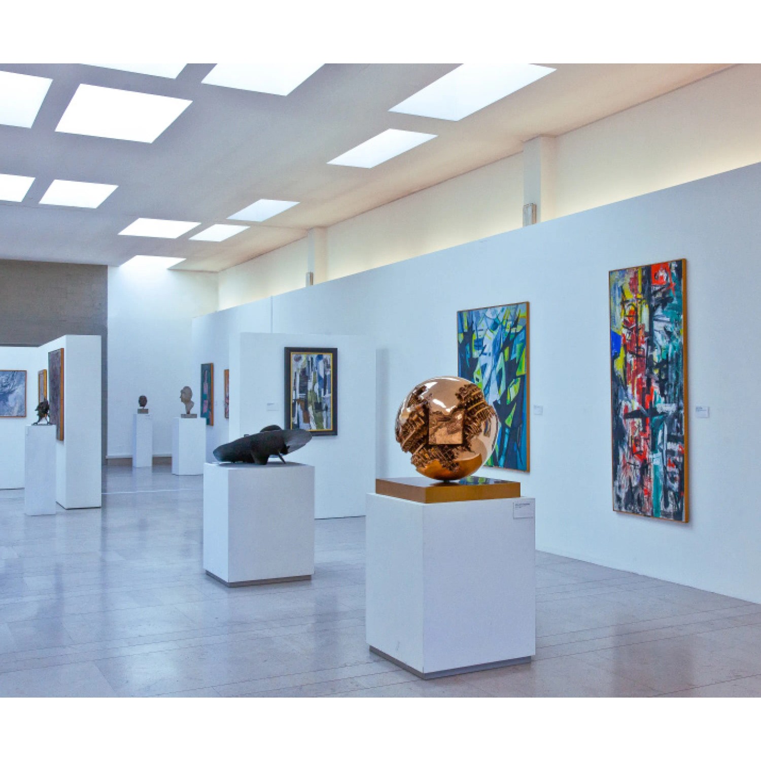 Ausstellungsraum mit Kunstwerken und LED-Panels in der Decke.