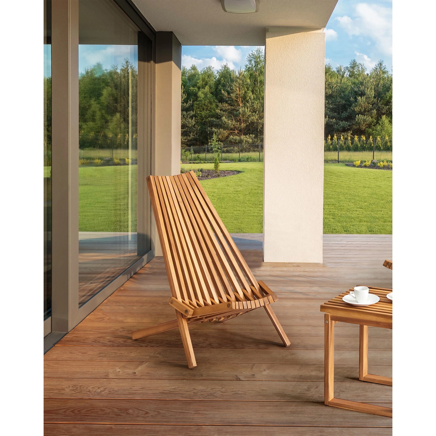 Heller Holzfarbton Gartenstuhl (57x88x83) aus Akazienholz, klappbar.