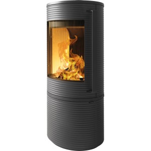 Schwarzer Wamsler Oku Kaminofen aus Gusseisen, 7 kW, mit brennendem Holz hinter der Glasscheibe.