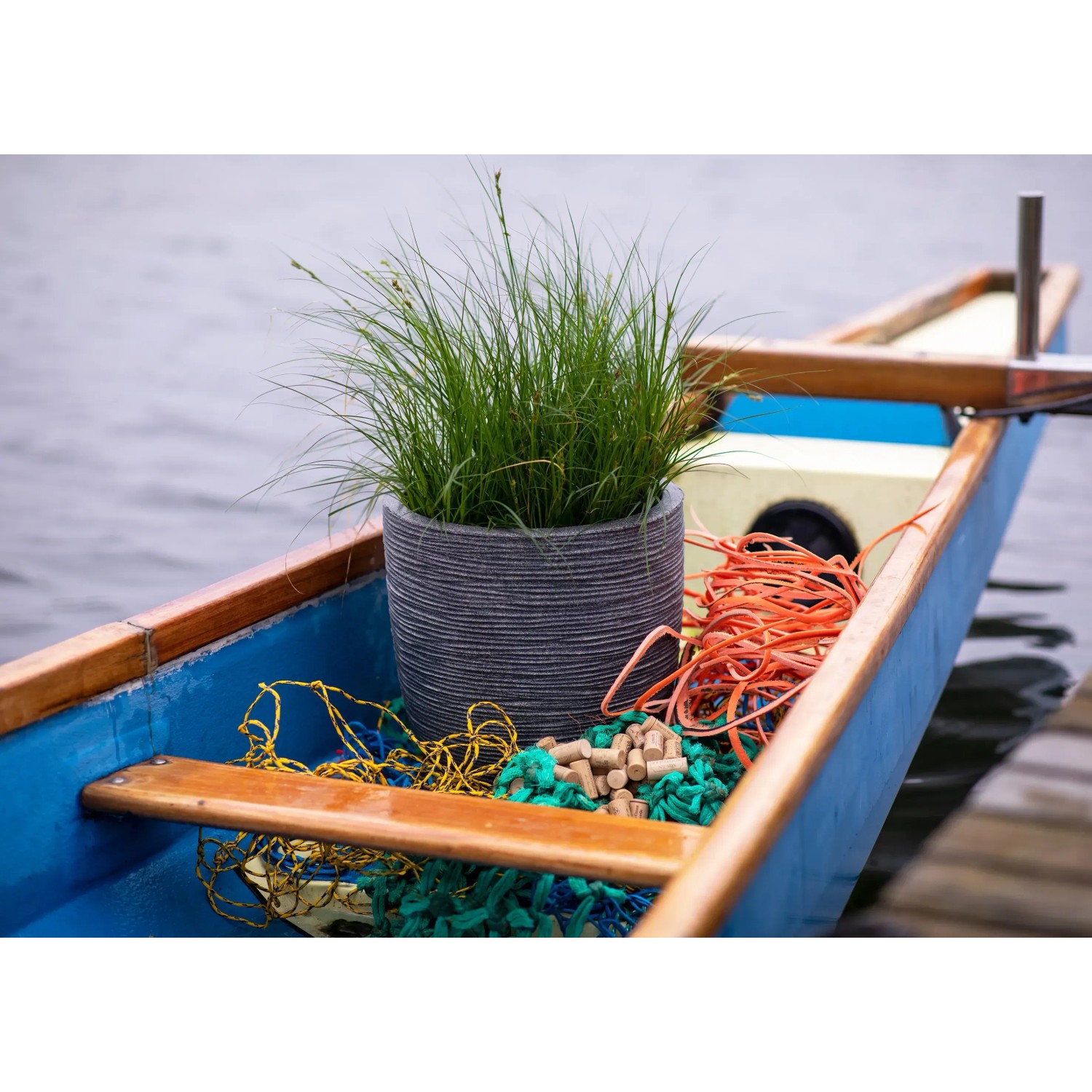 Grauer Capi Topf Waste Rib 35x34 cm mit Pflanze im Boot, hergestellt aus recyceltem Material.