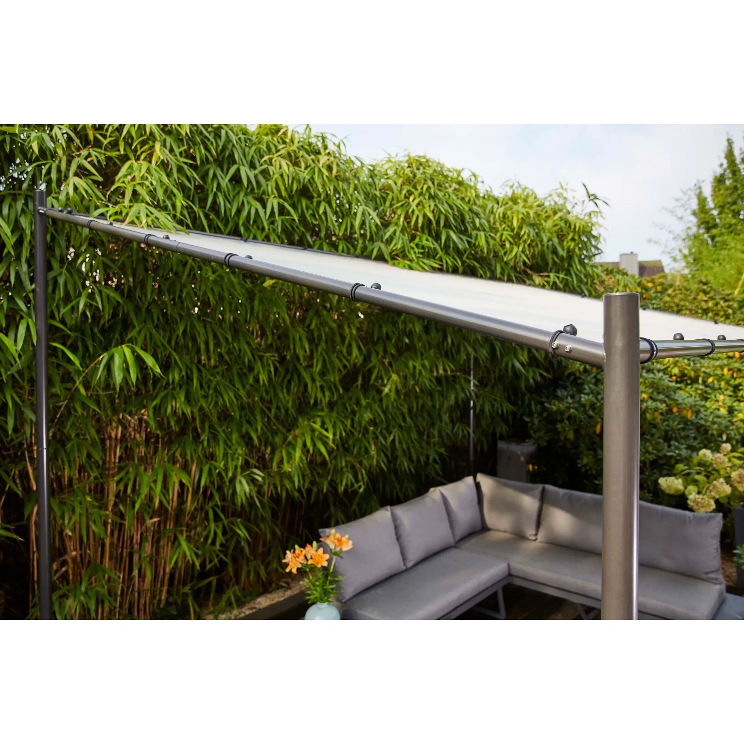 Grauer Siena Garden Pavillon Levino 300x400 cm mit schrägem Dach und Stahlgestell als Schattenspender.