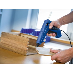 LUX Heißklebepistole Comfort HKP-100/12 beim Verkleben von Holzteilen.