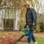 Frau nutzt Bosch UniversalGarden Tidy 2300 Gartensauger zum Laubsaugen.