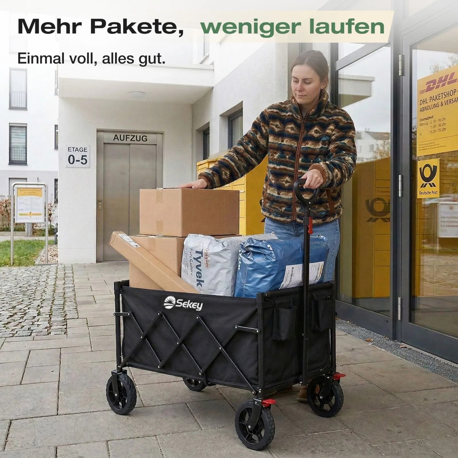 Sekey Bollerwagen, faltbar, schwarz, beladen mit Paketen vor Postfiliale. Ideal für Camping & Transport.