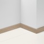 Wasserfeste Parador Sockelleiste SL 5 Eiche D118, 50x16x2200 mm, montiert an einer weißen Wand.