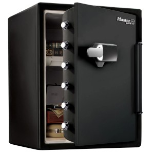 Geöffneter, schwarz-grauer Master Lock Alarmtresor LFW205TWC (56,5 l) mit Inhalt.