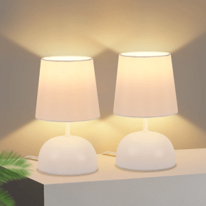 Zwei weiße NETTLIFE Nachttischlampen mit Stoffschirm und modernem Metallfuß, spenden warmes Licht für Schlafzimmer.