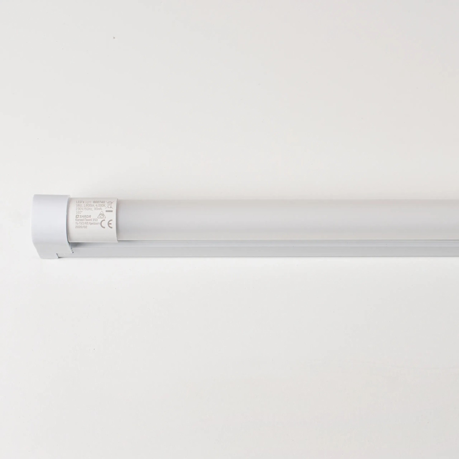 Graue LED-Unterbauleuchte, 120 cm lang, mit neutralweißem Licht für Werkstatt, Büro oder Keller.