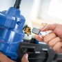 Detailaufnahme: Kohlebürste wird in LUX Abbruchhammer eingesetzt.