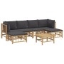 7-tlg. Garten Lounge Set aus Bambus mit dunkelgrauen Kissen.