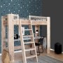 Dunkelblaue ESTAhome Vliestapete mit Fußballspieler-Motiv im Kinderzimmer. Dekorative Tapete für sportlichen Look.