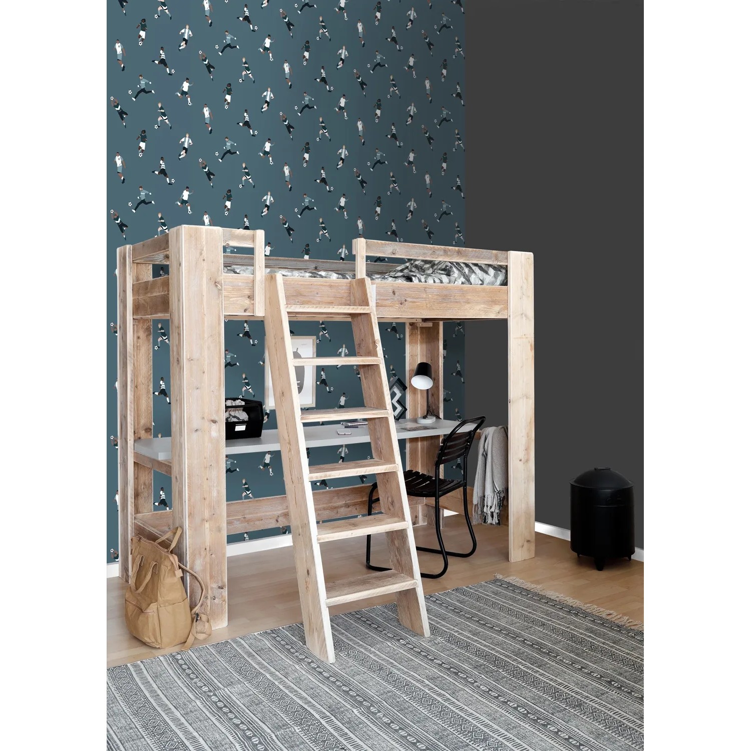 Dunkelblaue ESTAhome Vliestapete mit Fußballspieler-Motiv im Kinderzimmer. Dekorative Tapete für sportlichen Look.