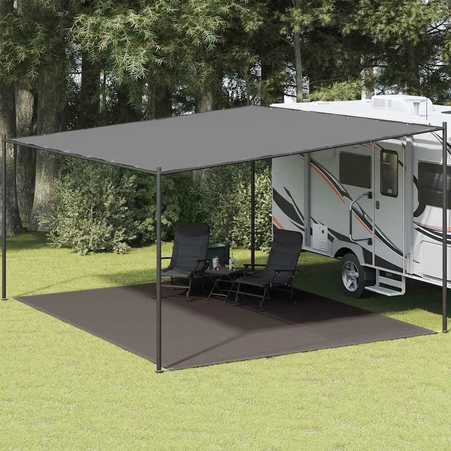 Anthrazitfarbener Zeltteppich unter einer grauen Markise neben einem Wohnwagen. Ideal für Camping & Outdoor-Bereich.