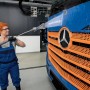 Frau reinigt LKW mit Kärcher eco!Booster Strahlrohr. Flächenreiniger für Hochdruckreiniger.