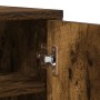 Detailansicht des Scharniers am Schuhschrank in Räuchereiche. Tür aus Holzwerkstoff.