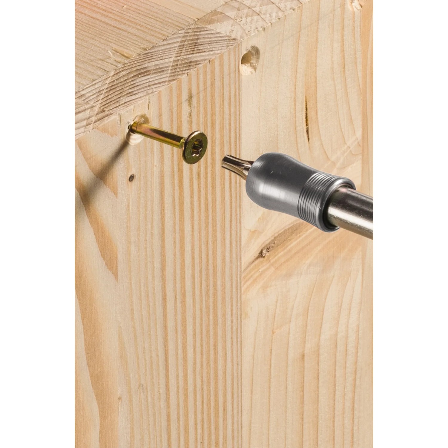 Einhell Bit-Bohrerbox: Schraube wird mit Bit in Holz geschraubt.