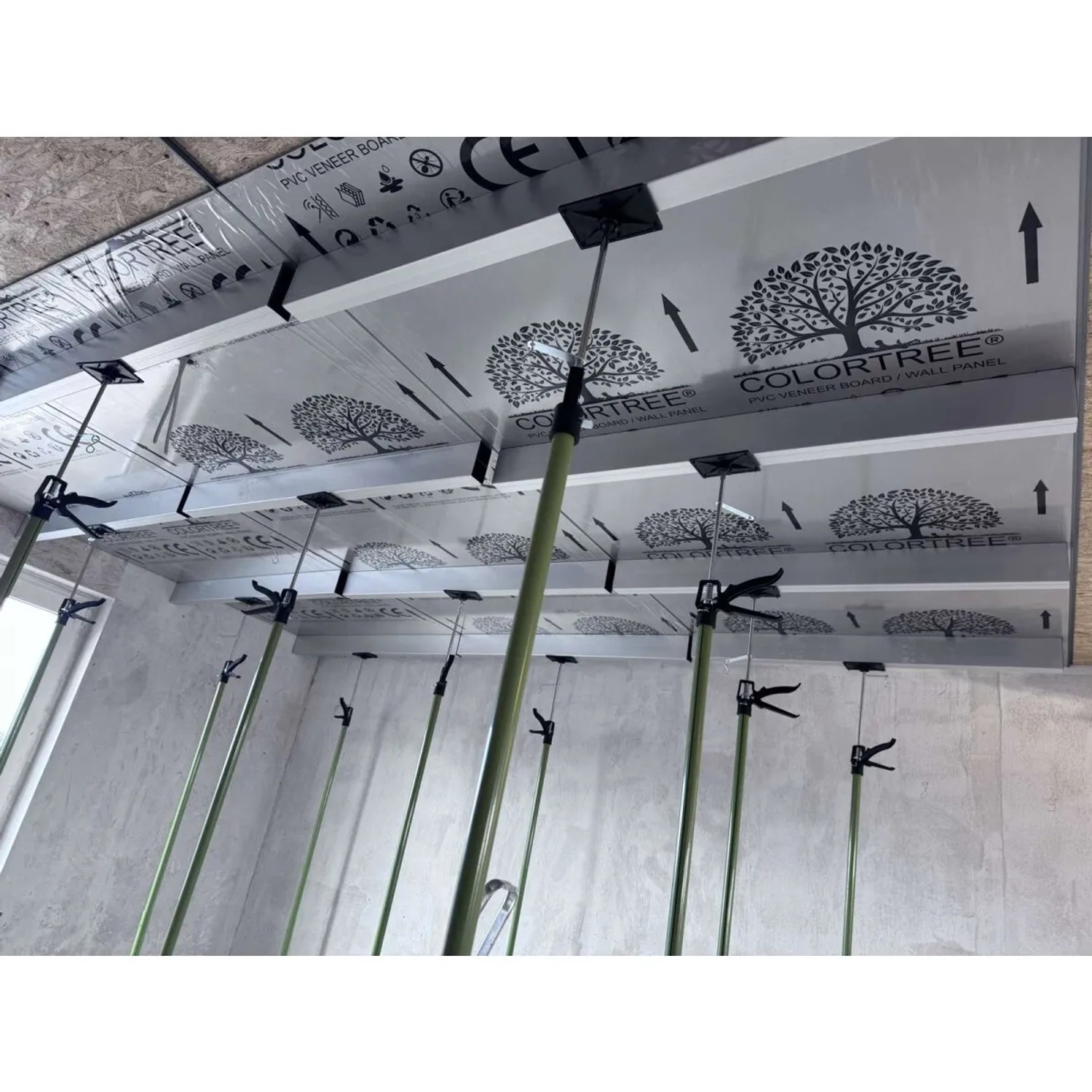 Colortree Akustikpaneele in Champagner-Metall-Optik bei der Montage an der Decke.