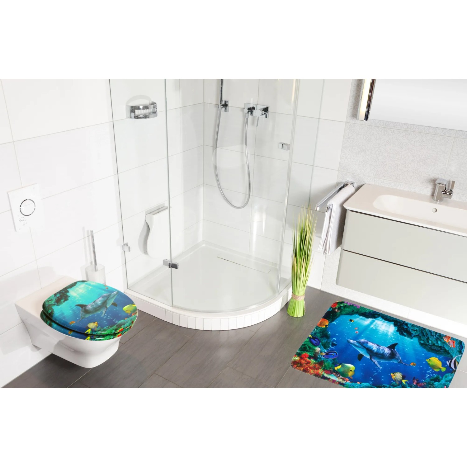 Sanilo Badteppich Delphin (70x110cm) und WC-Sitz im Badezimmer mit Unterwasserwelt-Motiv.