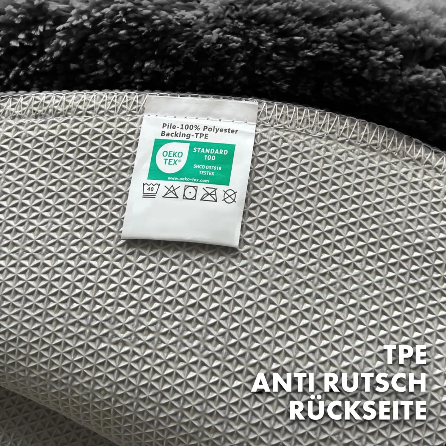 Detailaufnahme der rutschfesten Rückseite der schwarzen, runden KARAT Badematte SKY.