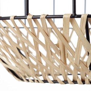 Detailansicht der schwarzen Brilliant Pendelleuchte Templo mit Natur-Bambusgeflecht.