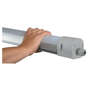 Graue E2 Elektro LED Feuchtraum-Wannenleuchte Pro L (50 W) in der Hand gehalten.